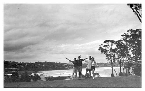 4golfersbig.jpg (23443 bytes)