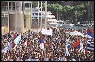 crowd2_small.jpg (20389 bytes)
