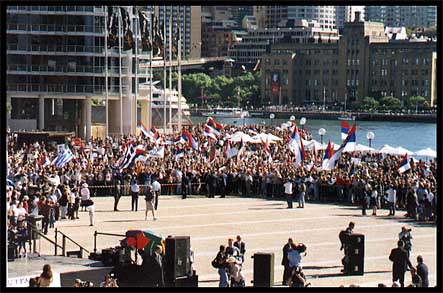 crowd_big.jpg (46226 bytes)