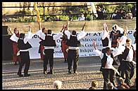 dancing_small.jpg (19762 bytes)