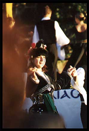 girl_dancing_big.jpg (23508 bytes)