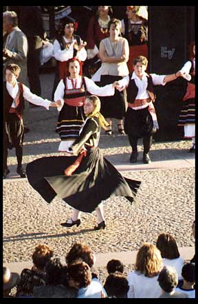 girl_twirl_big.jpg (39010 bytes)