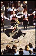 girl_twirl_small.jpg (16646 bytes)