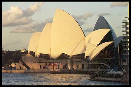 opera_house1_big.jpg (25449 bytes)