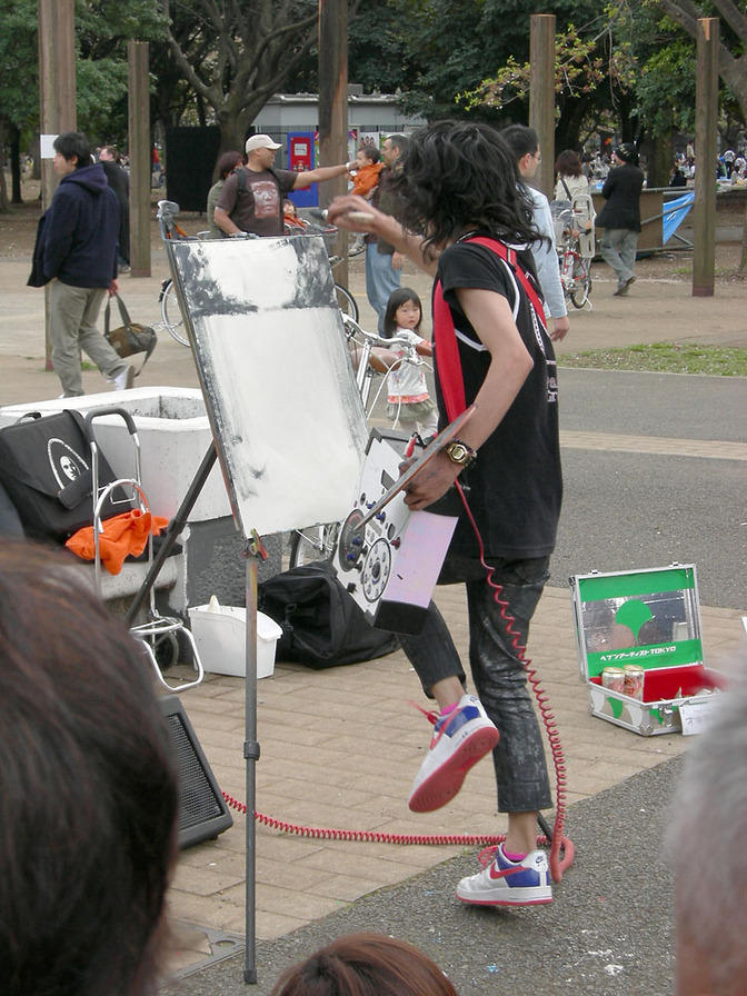 This was cool! Painting and dancing techno at the same time!